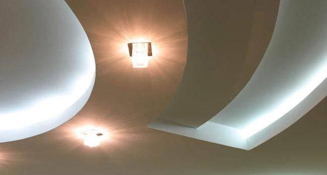 потолок с выступающими светильниками
