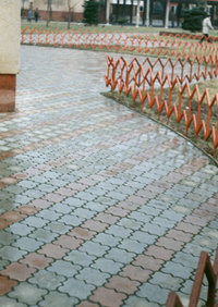 Тротуарная плитка, изготовленная методом вибролитья